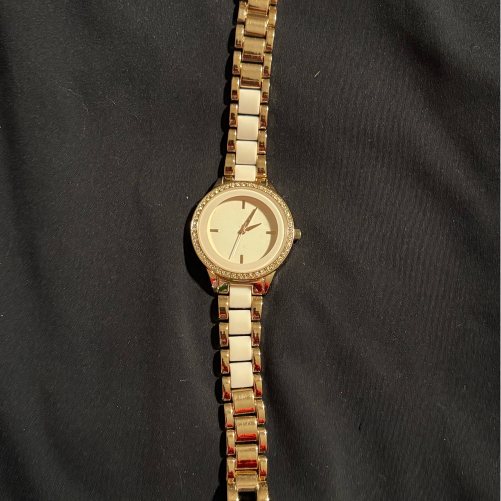 Elegant Gold Women's Watch with pink accents
